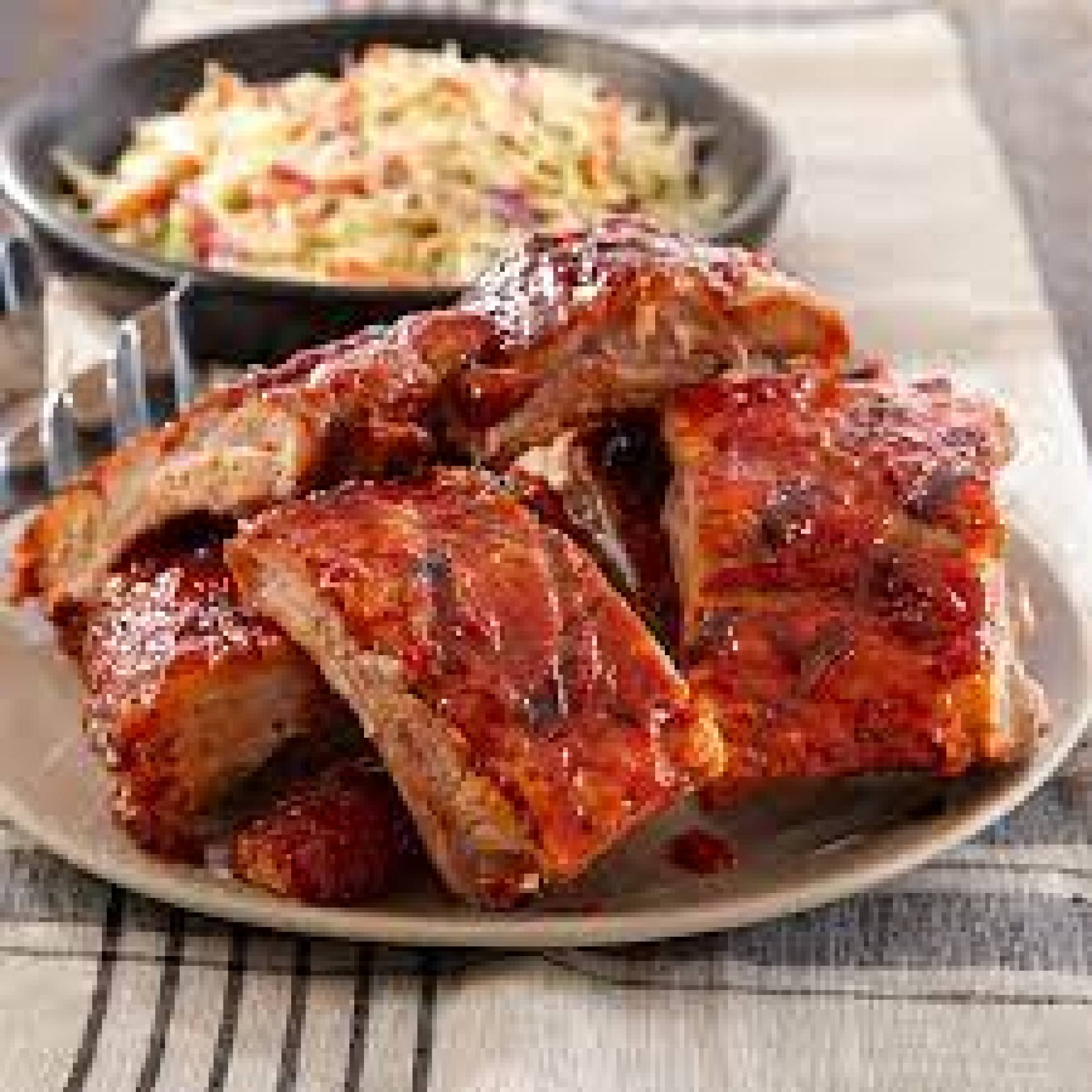 Costillas de cerdo BBQ y ensalada de repollo