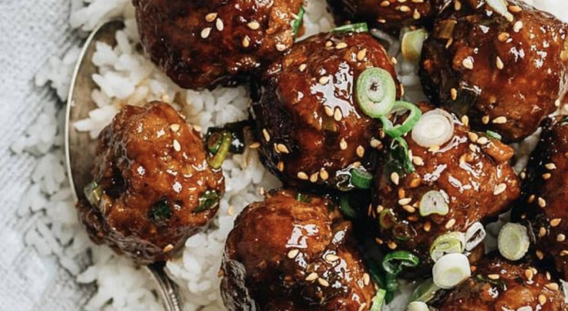 Mongolian meatballs con arroz jazmín