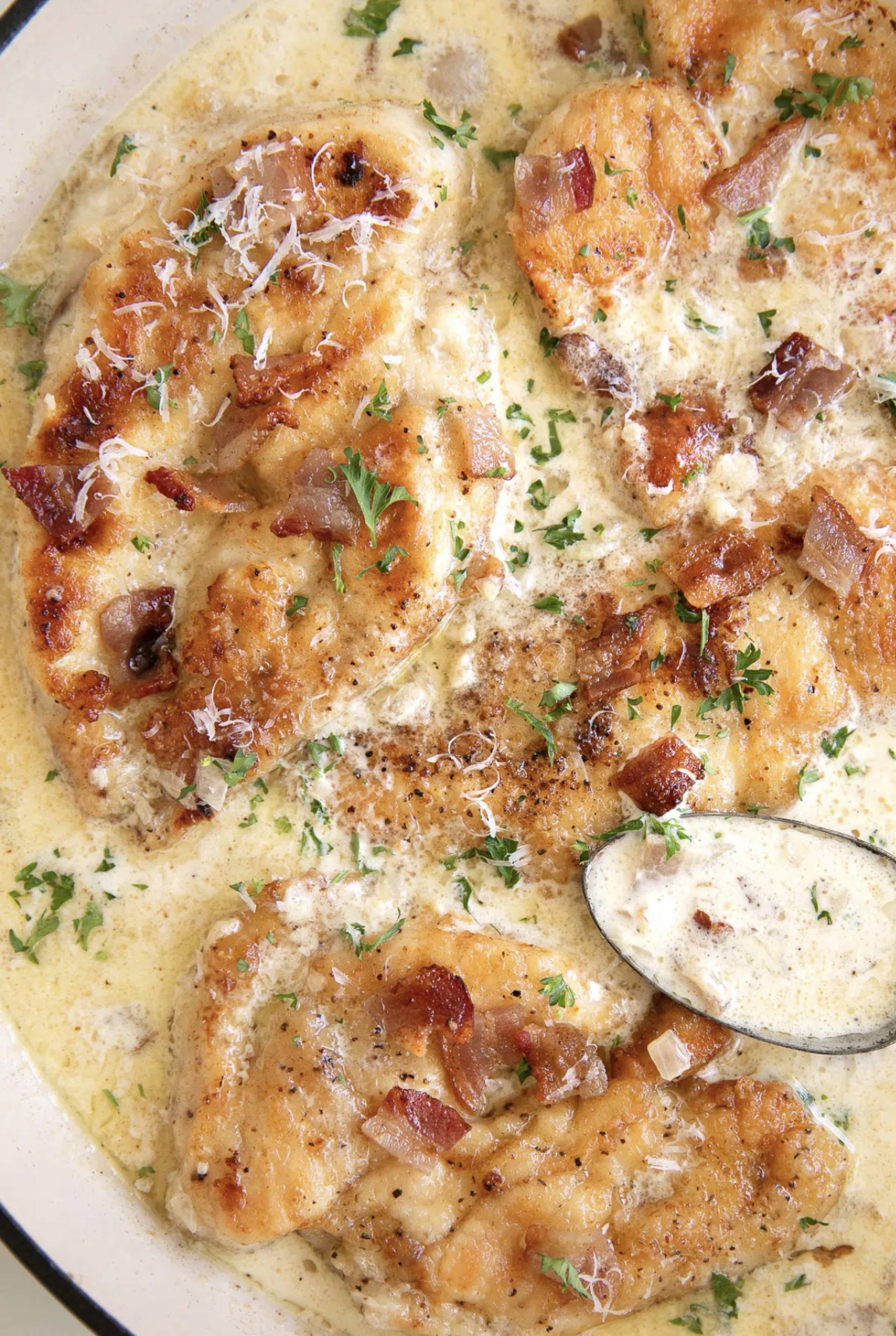 Caderas en salsa cremosa y tocinetabcon papas gratinadas