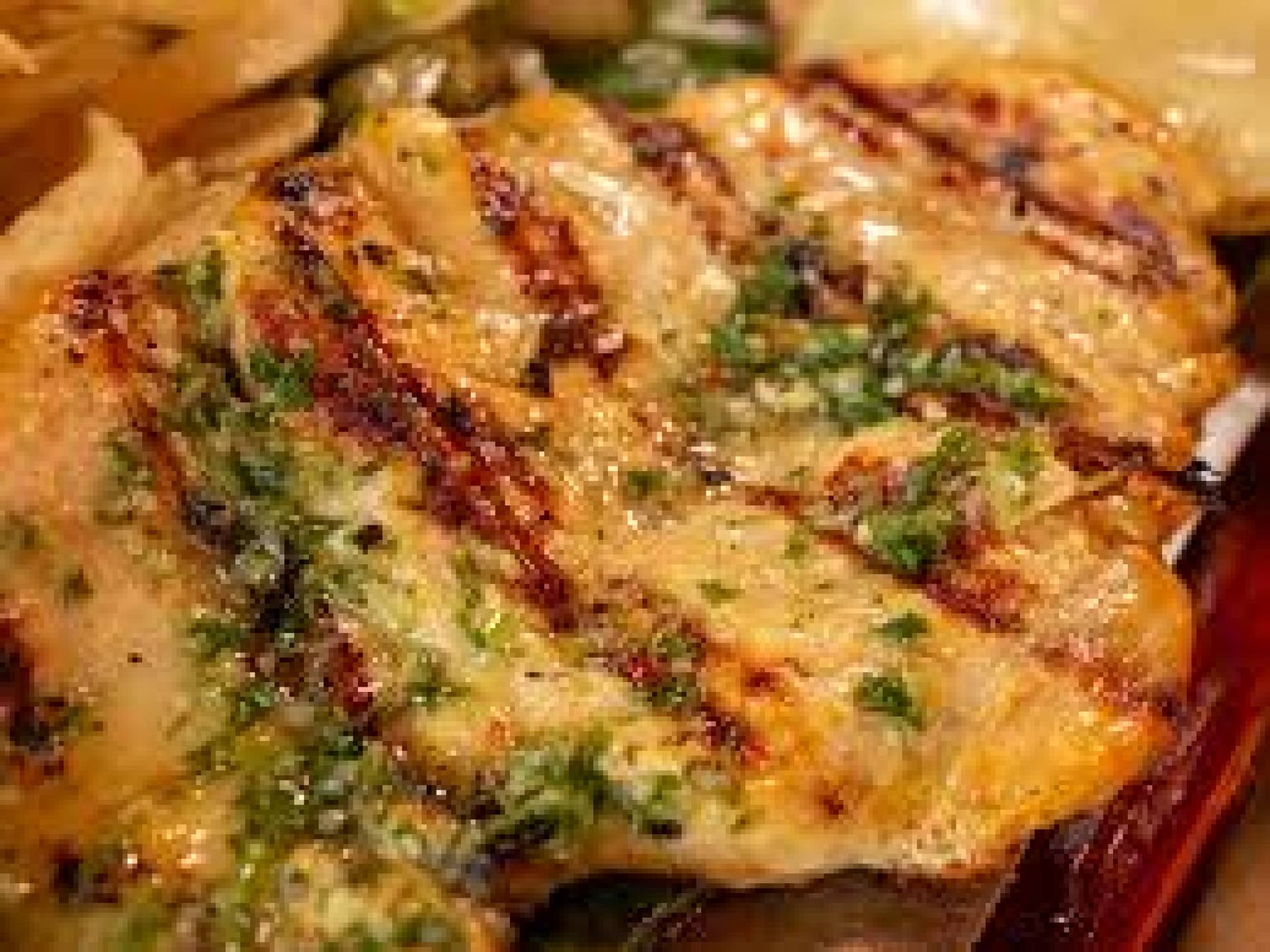 Pechuga a la parrilla con ensalada de maiz y majadas a la mantequilla