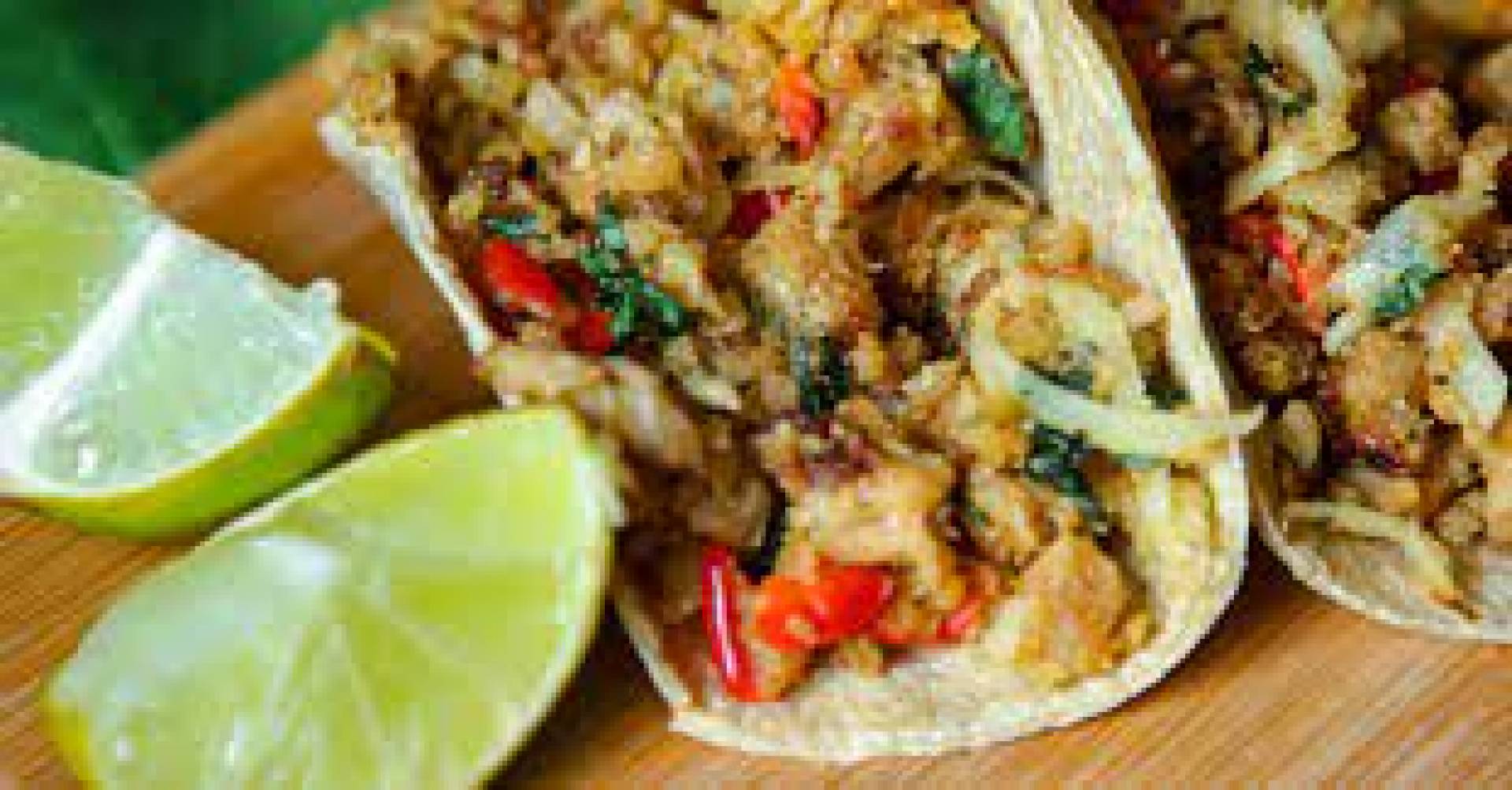 Tacos de molida de pollo en tortilla blanca