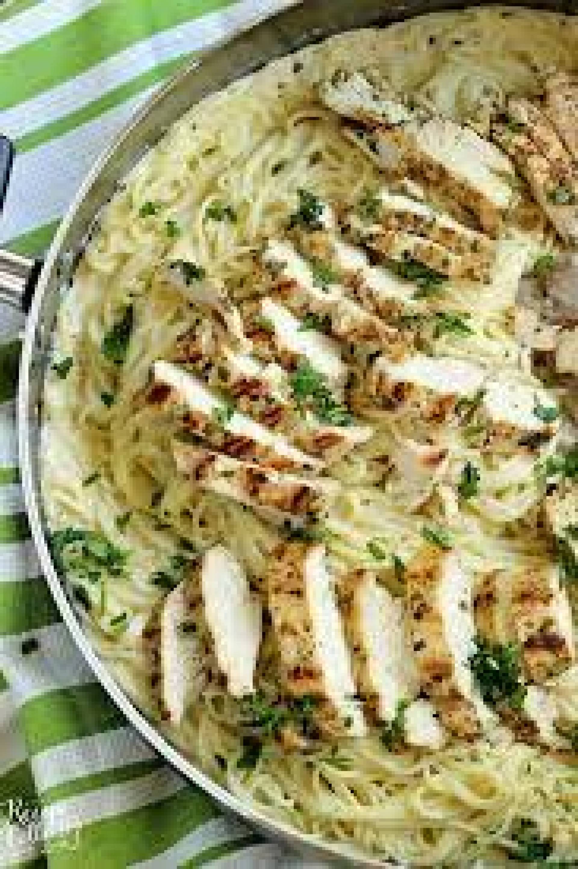 Spaghetti pesto-alfredo con pollo y tocineta