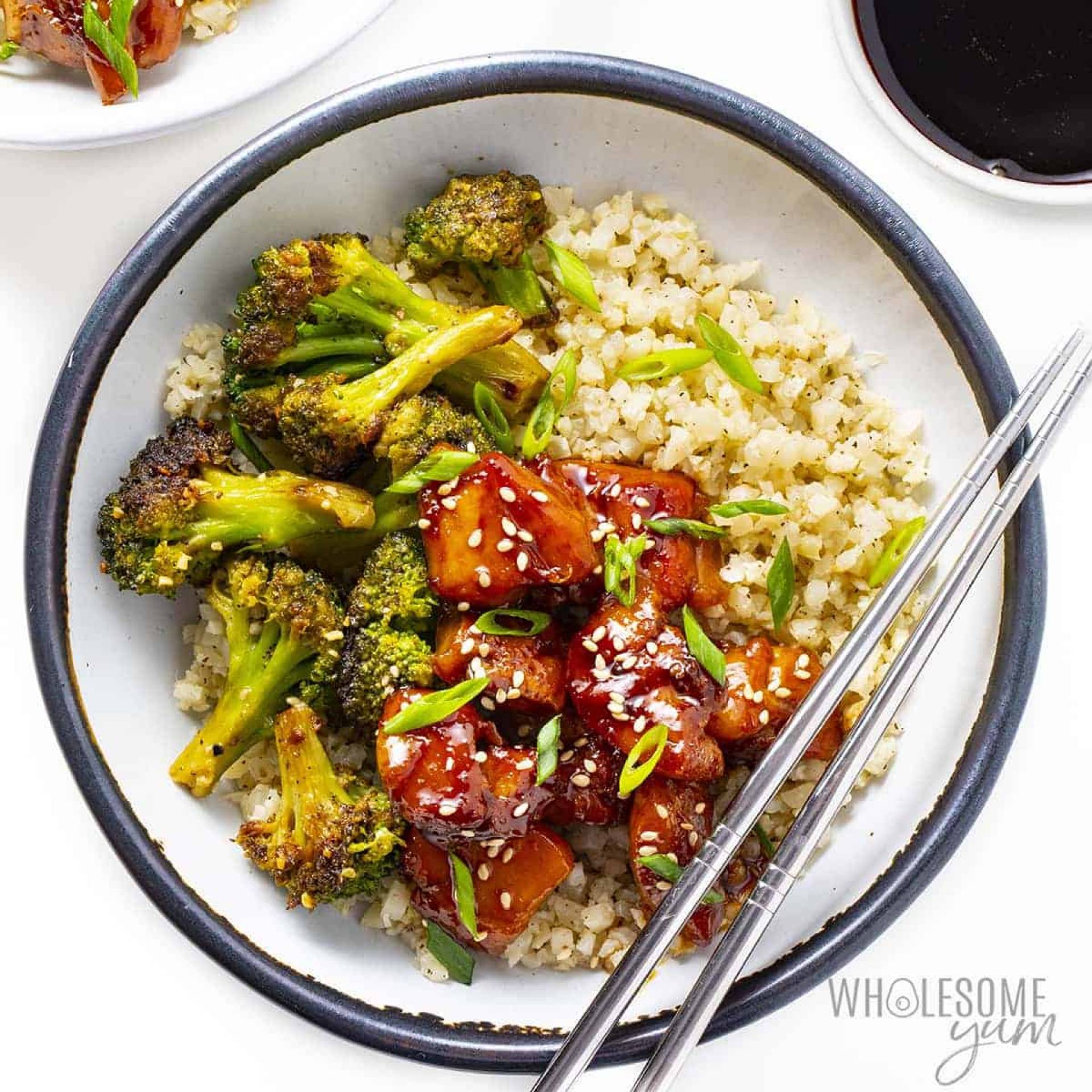 STIR FRY DE POLLO CON ARROZ FRITO DE COLIFLOR