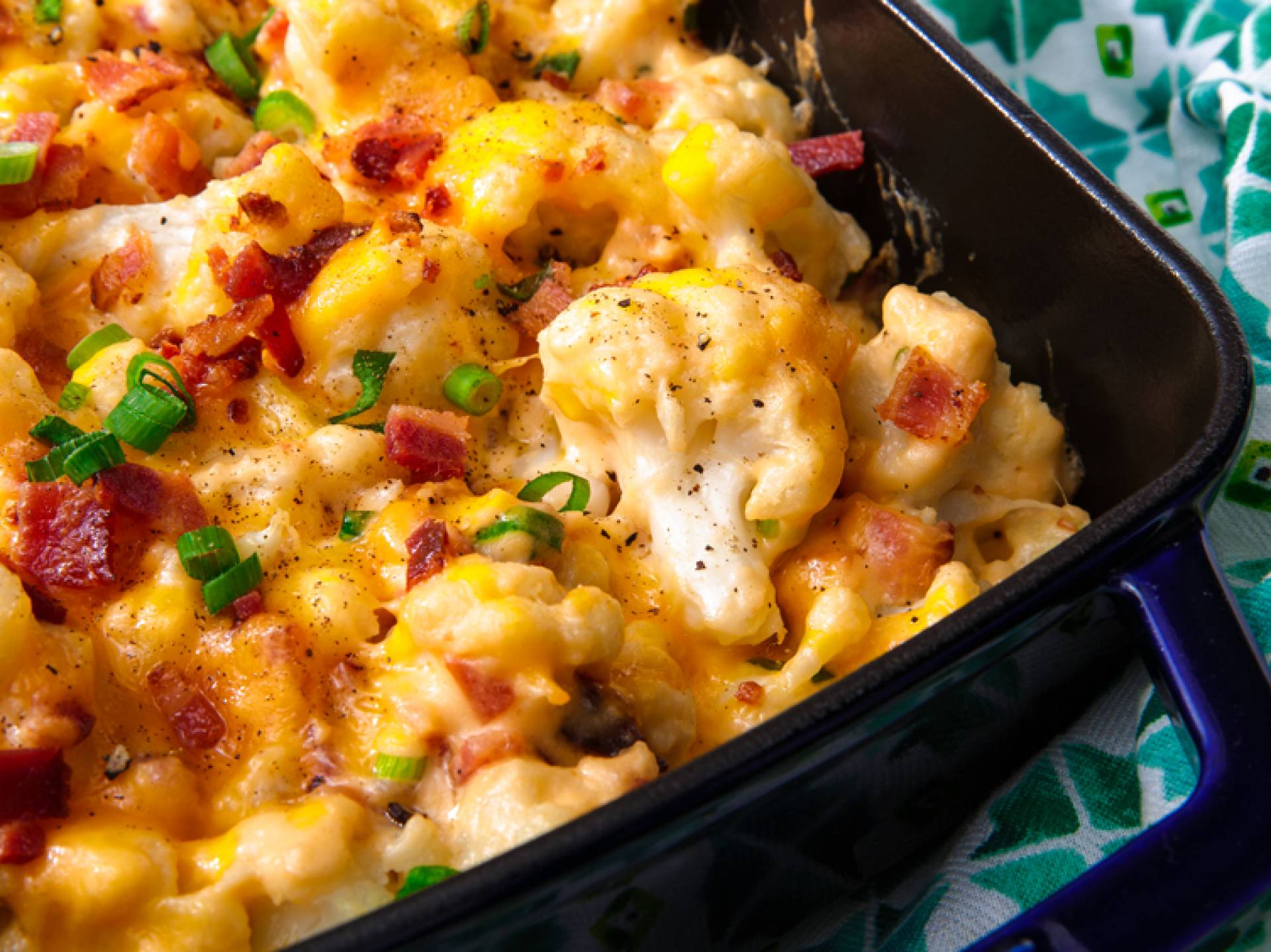CASEROLA DE COLIFLOR HORNEADA(queso, bacon, cebollines, parmesano)