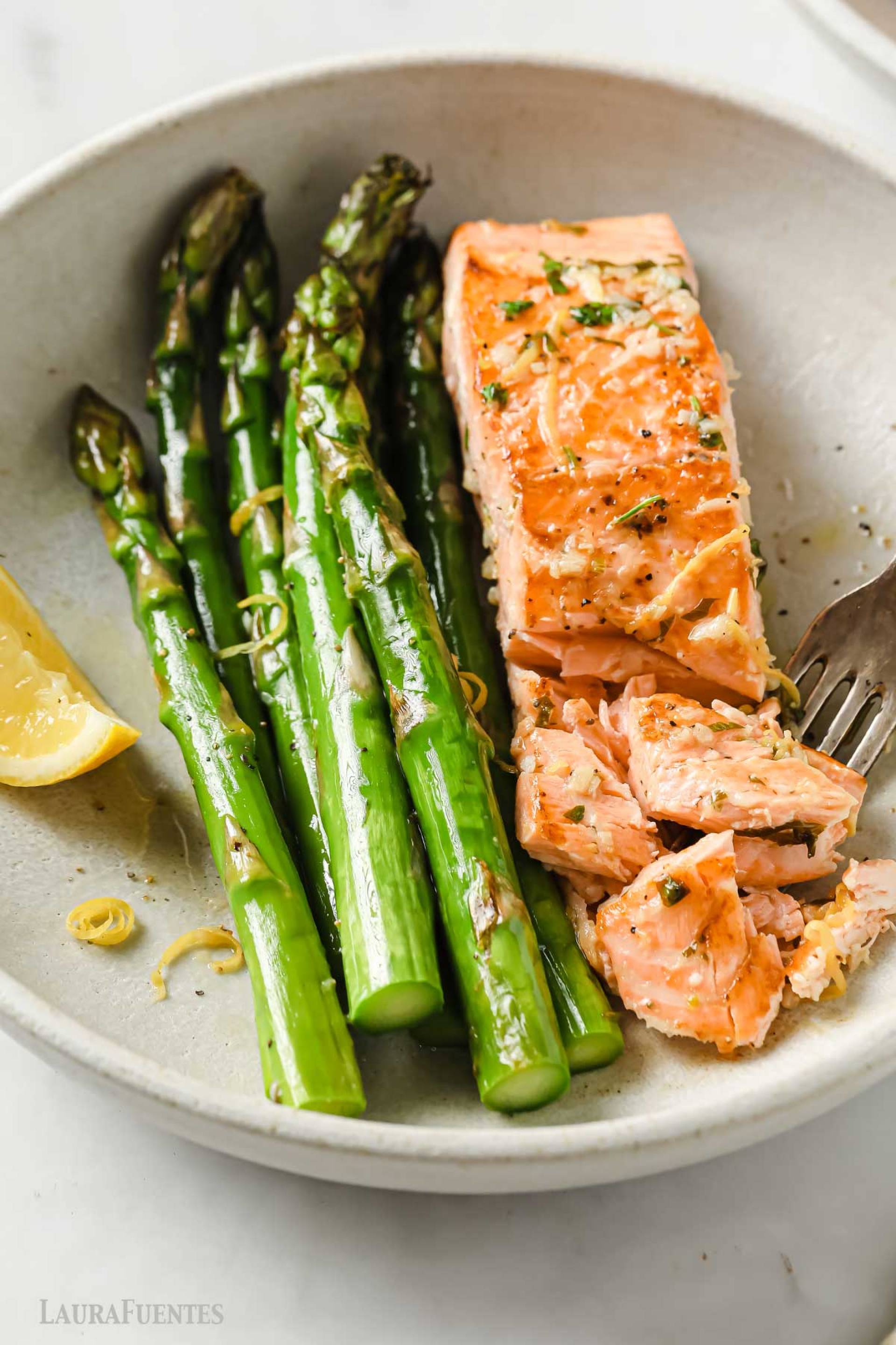 SALMON AL HORNO CON ESPARRAGOS EN SALSA DE MANTEQUILLA Y LIMON