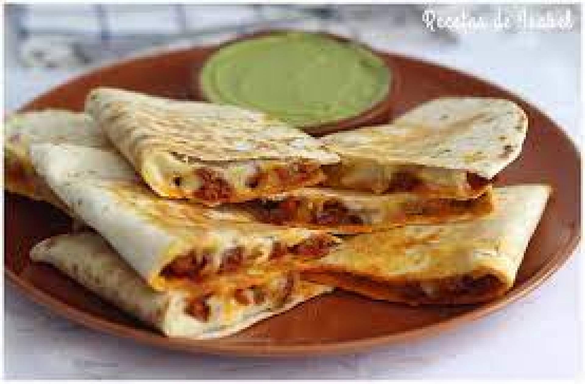 Quesadilla de chorizo, papa y queso mixto