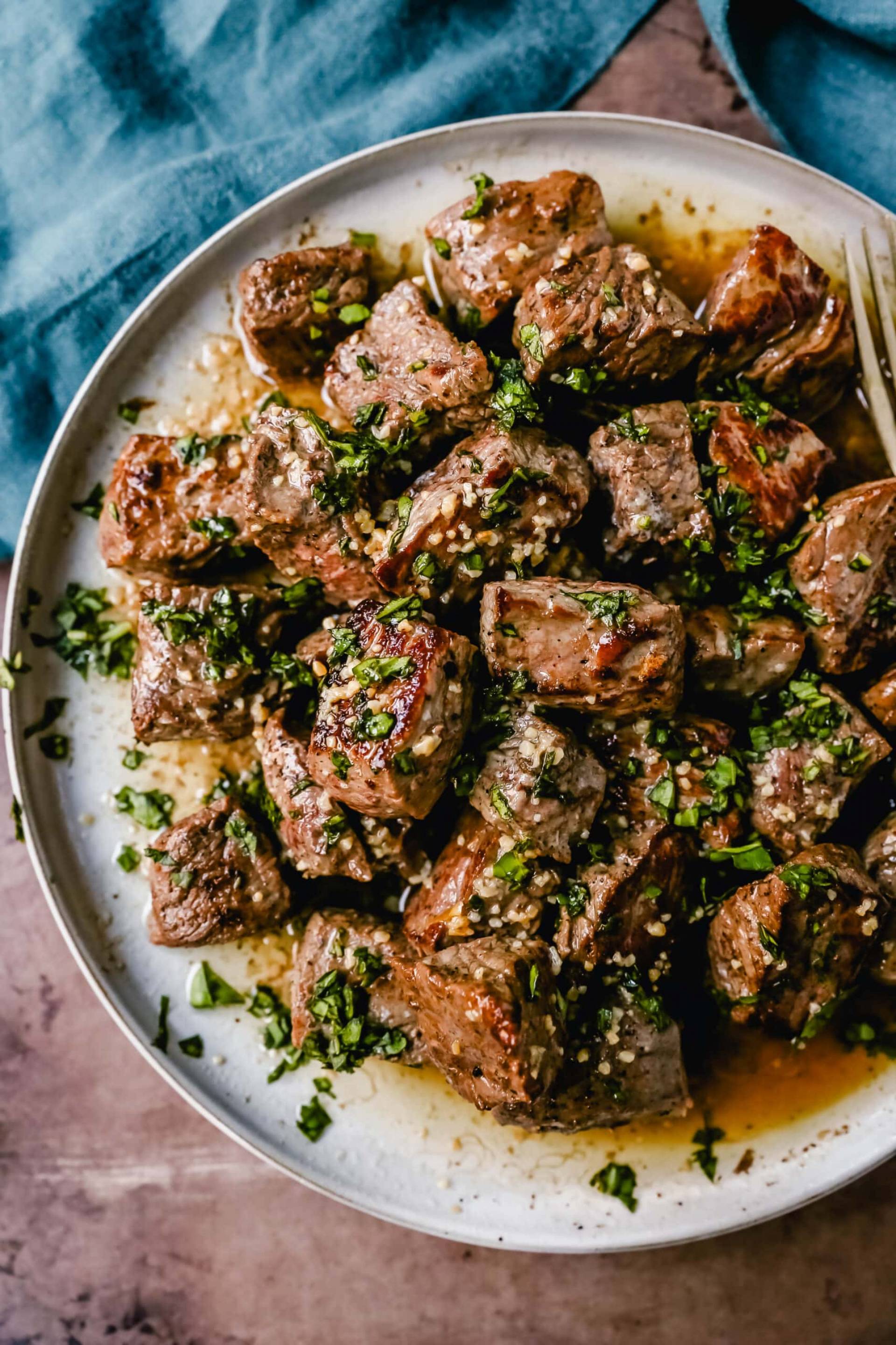 Garlic Steak Bites con Esparragos salteados