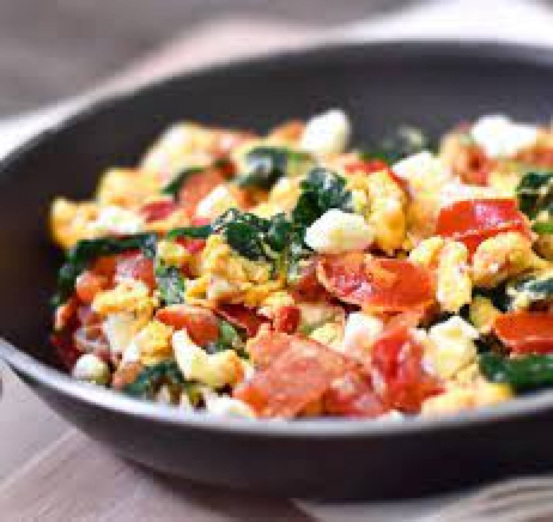 Huevos revueltos (3 huevos, espinaca, tomate y queso mixto)