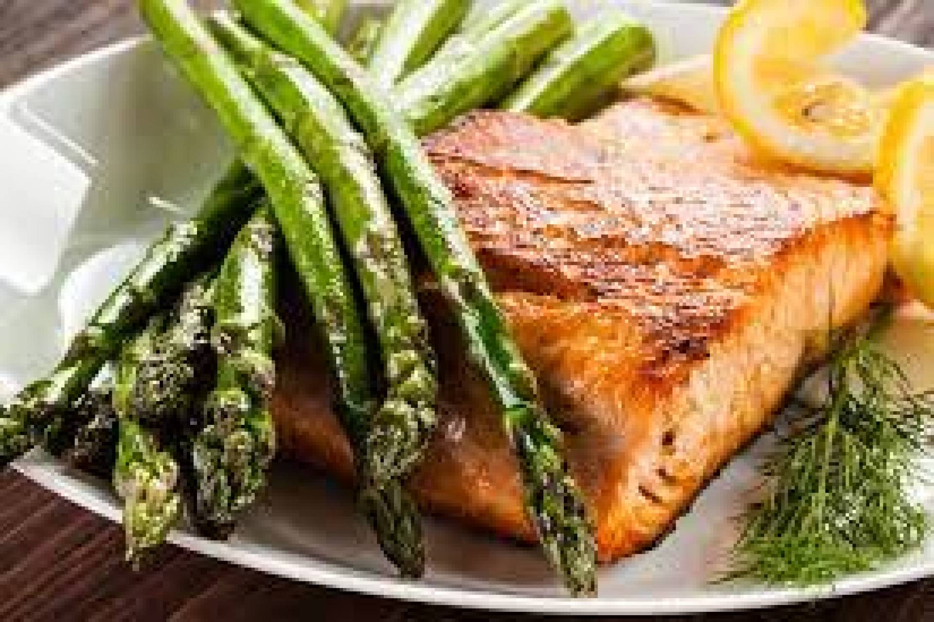5 oz Salmon al horno con esparragos salteados y limon