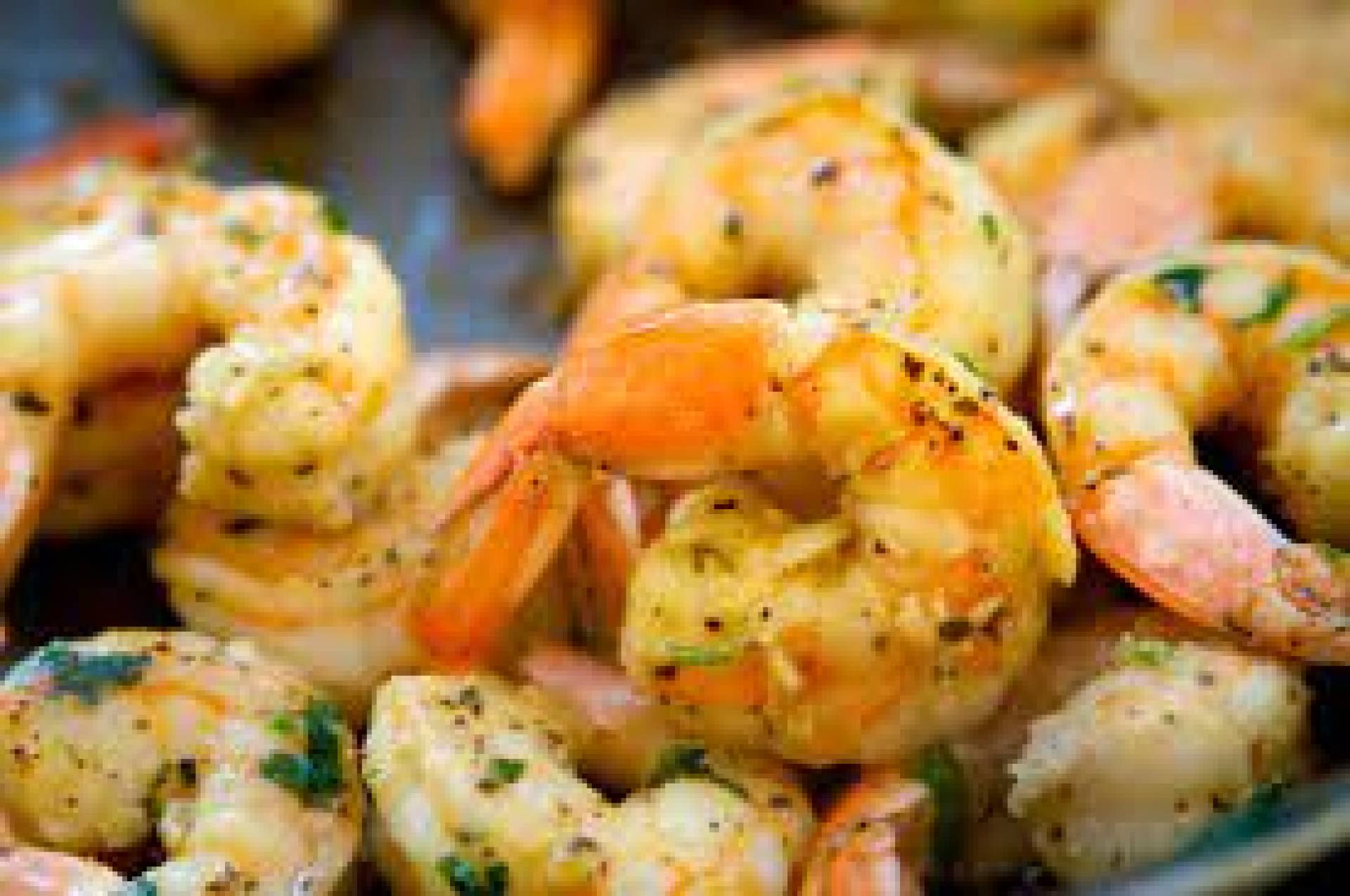 Camarones al ajillo con risotto parmesano de coliflor