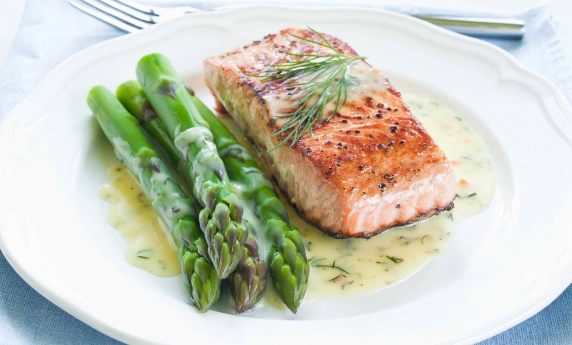 Salmon en salsa alfredo con espárragos salteados