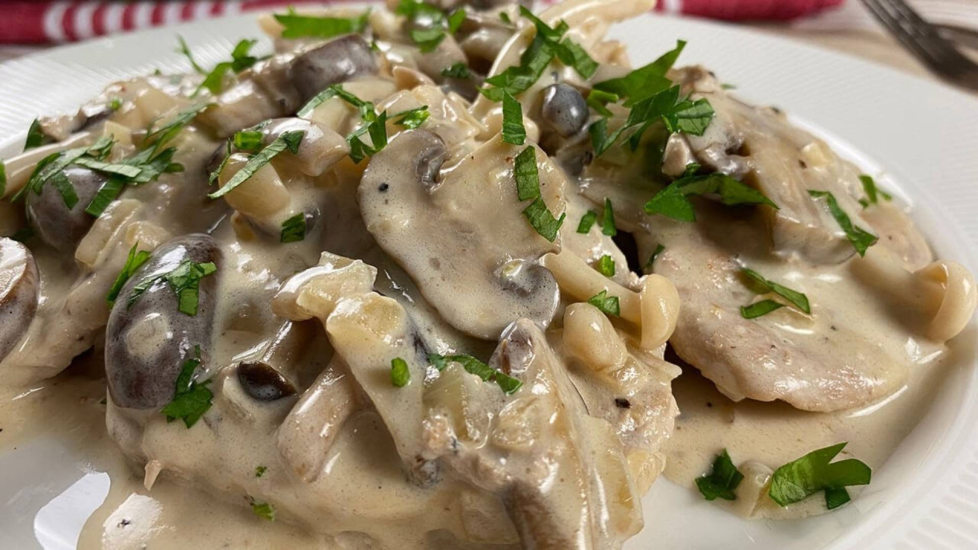 Lomo en salsa cremosa de setas con vegetales salteados