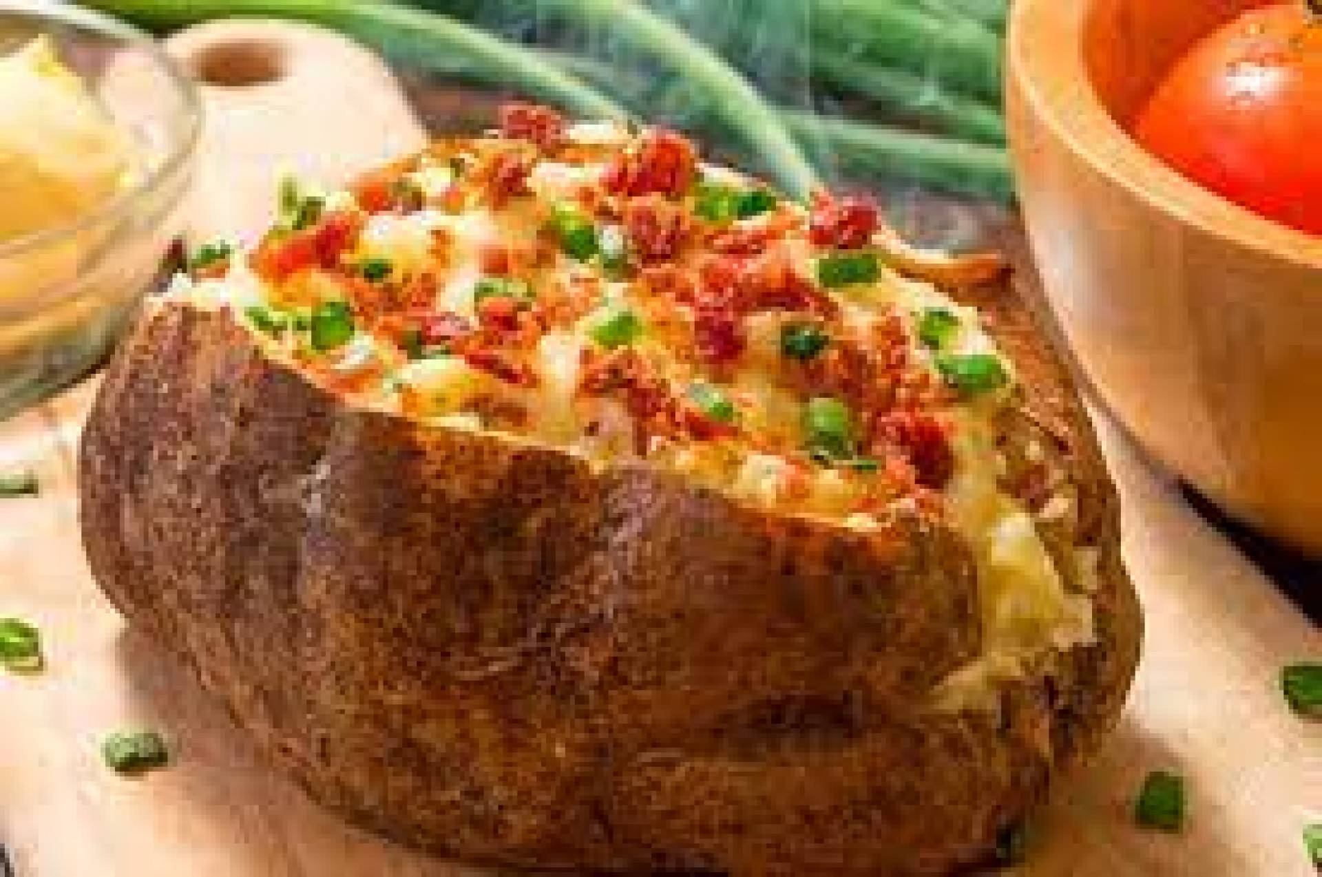 Papa Rellena de res, queso, cebollines y pico de gallo