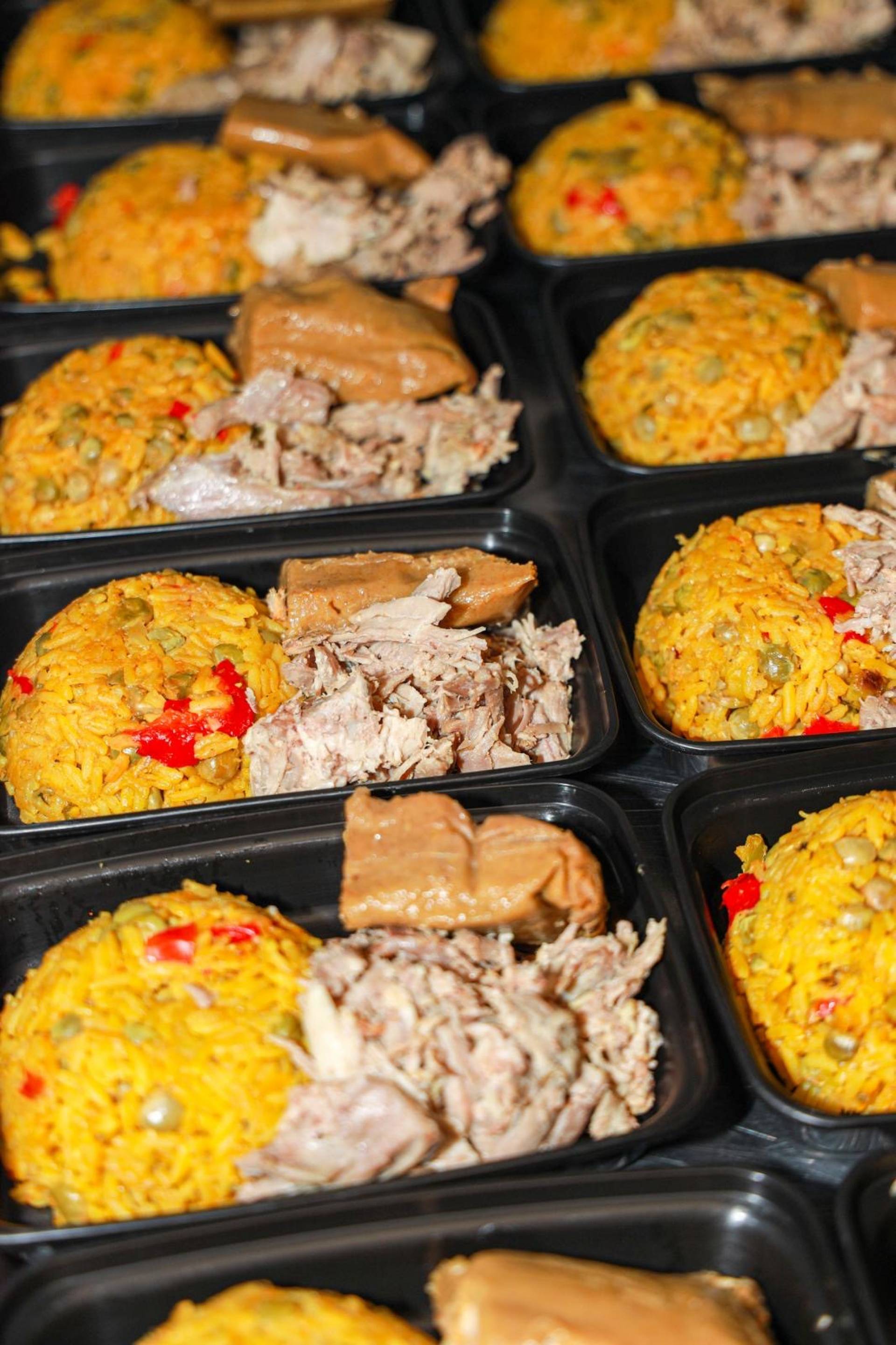 Pernil asado con arroz con gandules y mini pastel de masa