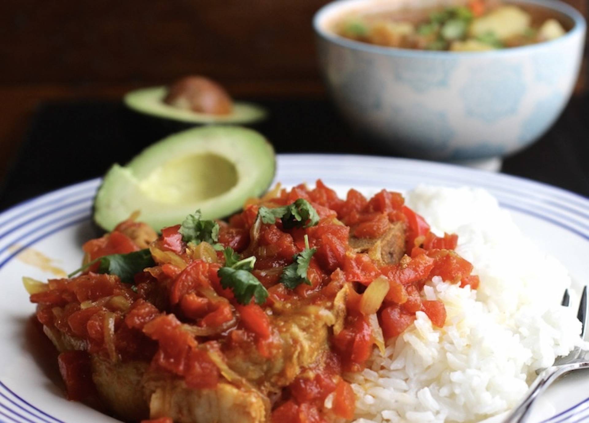Lomo de cerdo a la criolla con arroz y habichuelas