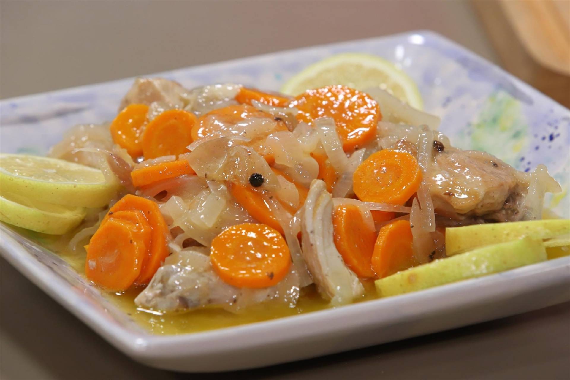Pollo en escabeche con yuca al mojo
