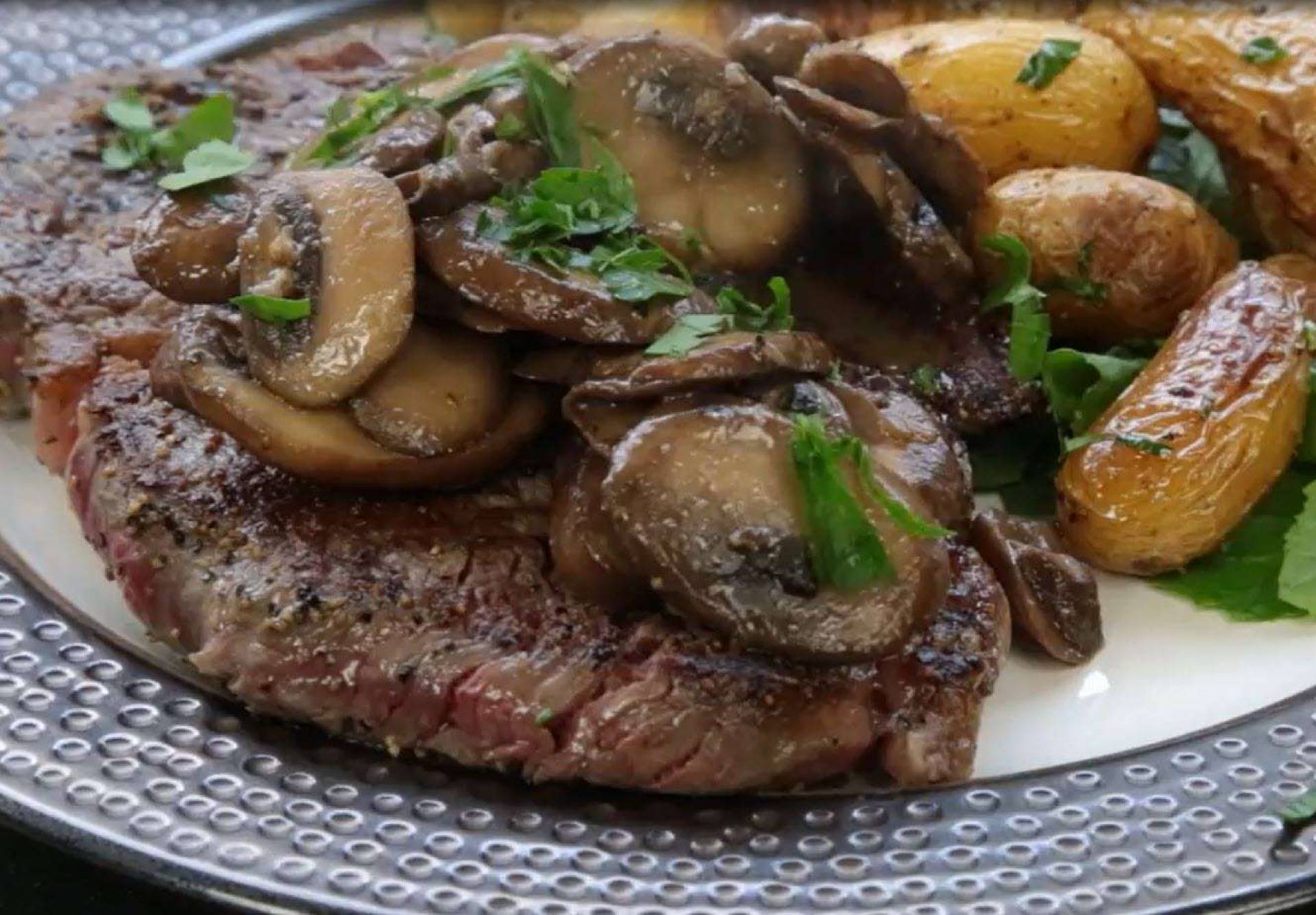 Steak con setas y espinaca salteada sobre arroz coliflor criollo