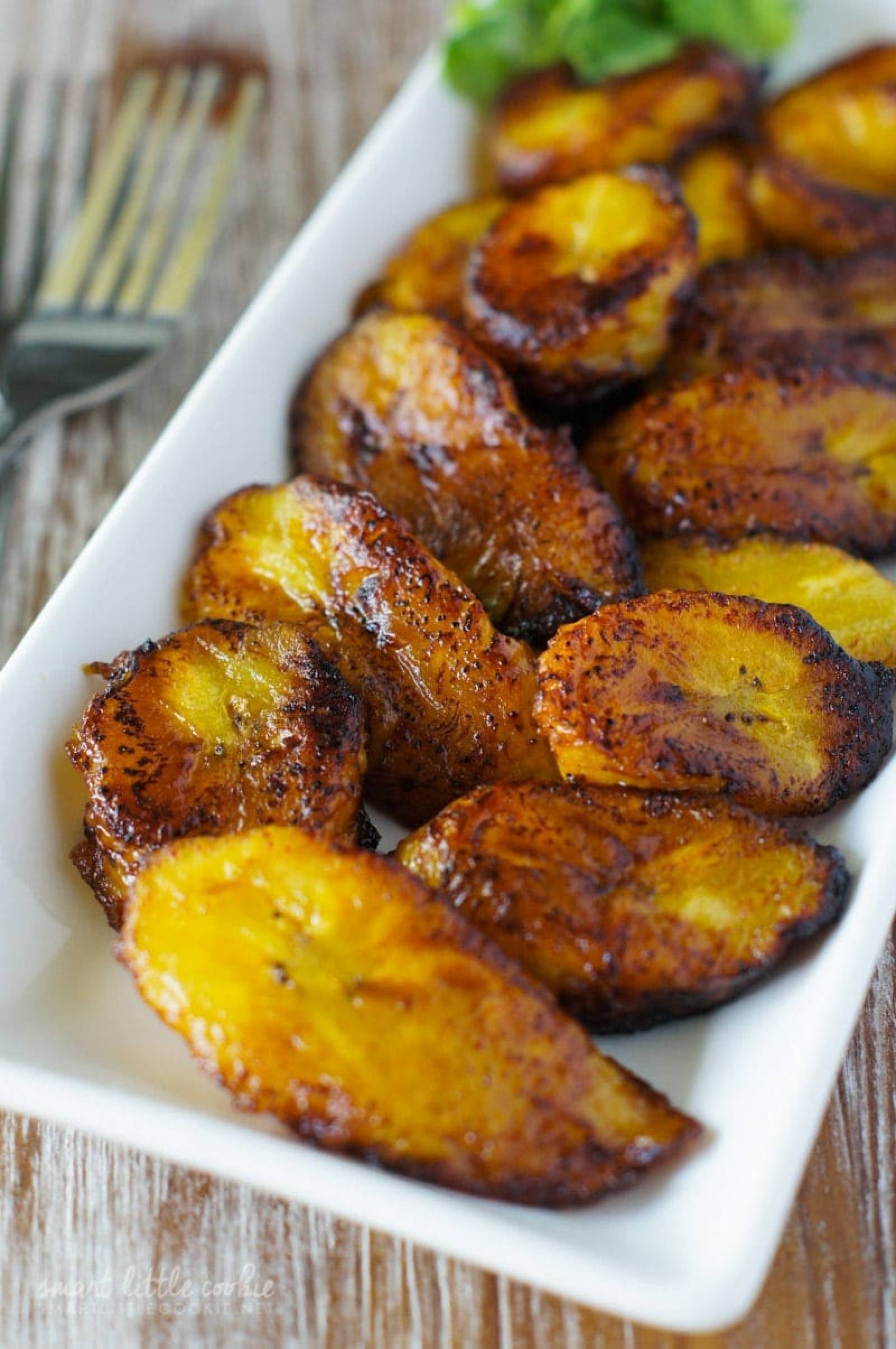 Biftec de pollo encebollado & platano asado