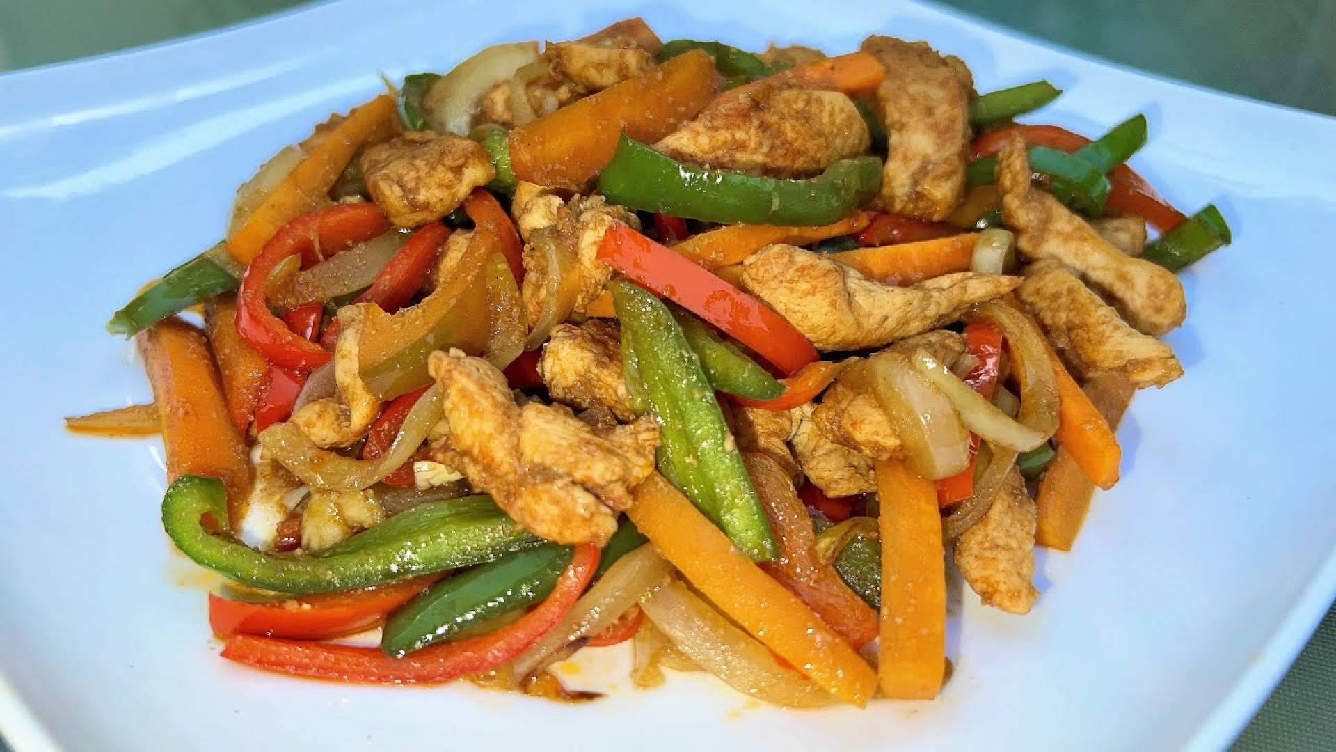 Pollo al ajillo con vegetales salteados