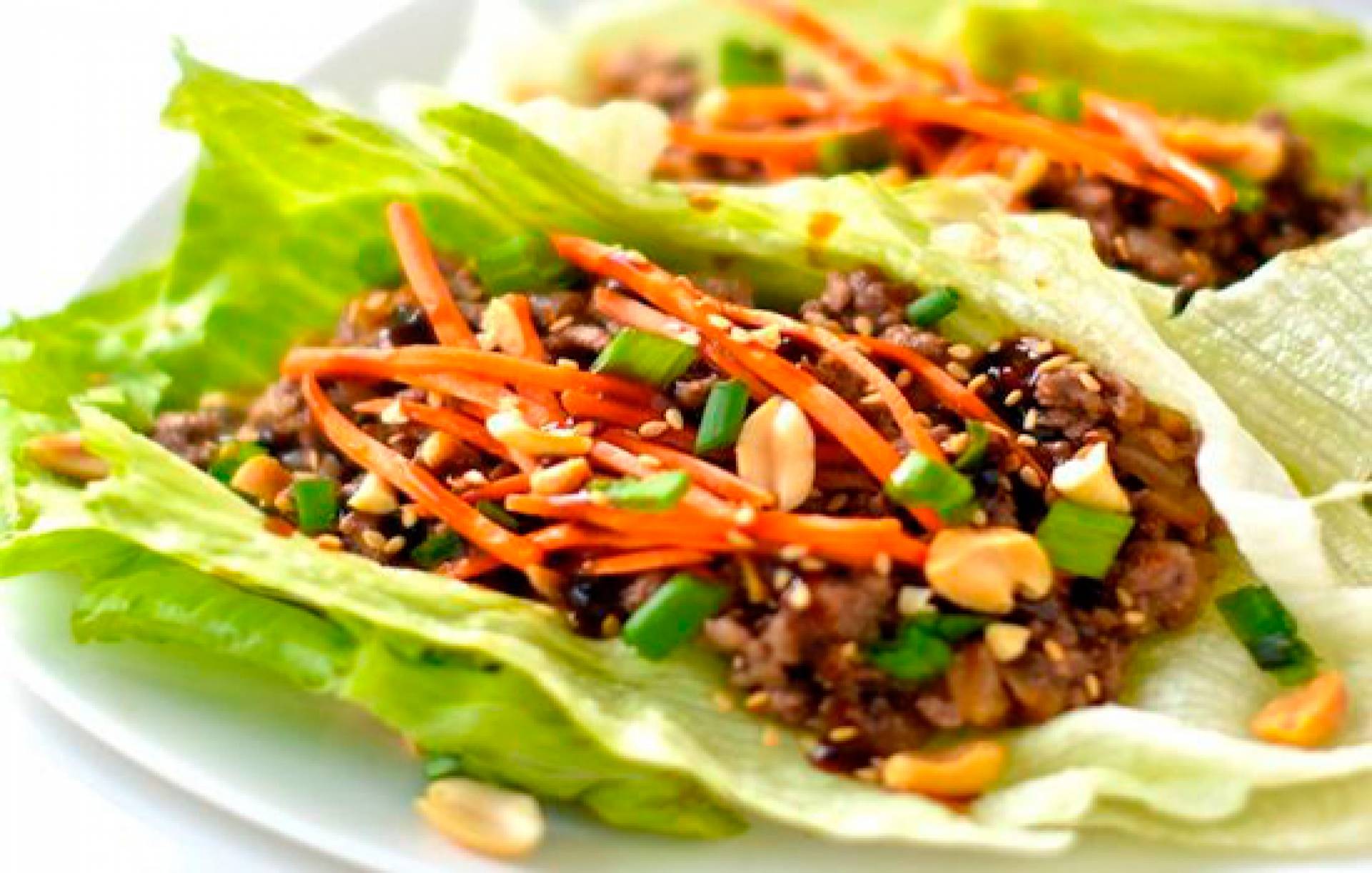 Tacos de lechuga con molida de res, queso y pico de gallo