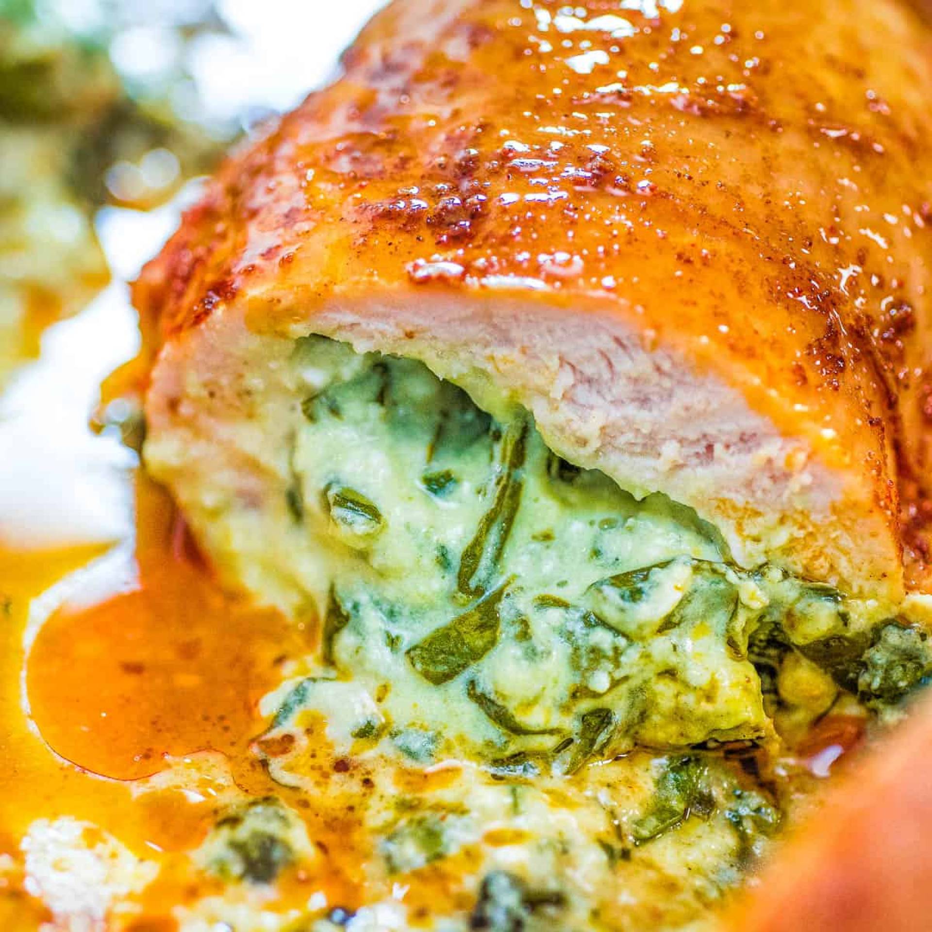 Pechuga de pollo rellena de queso crema y espinaca