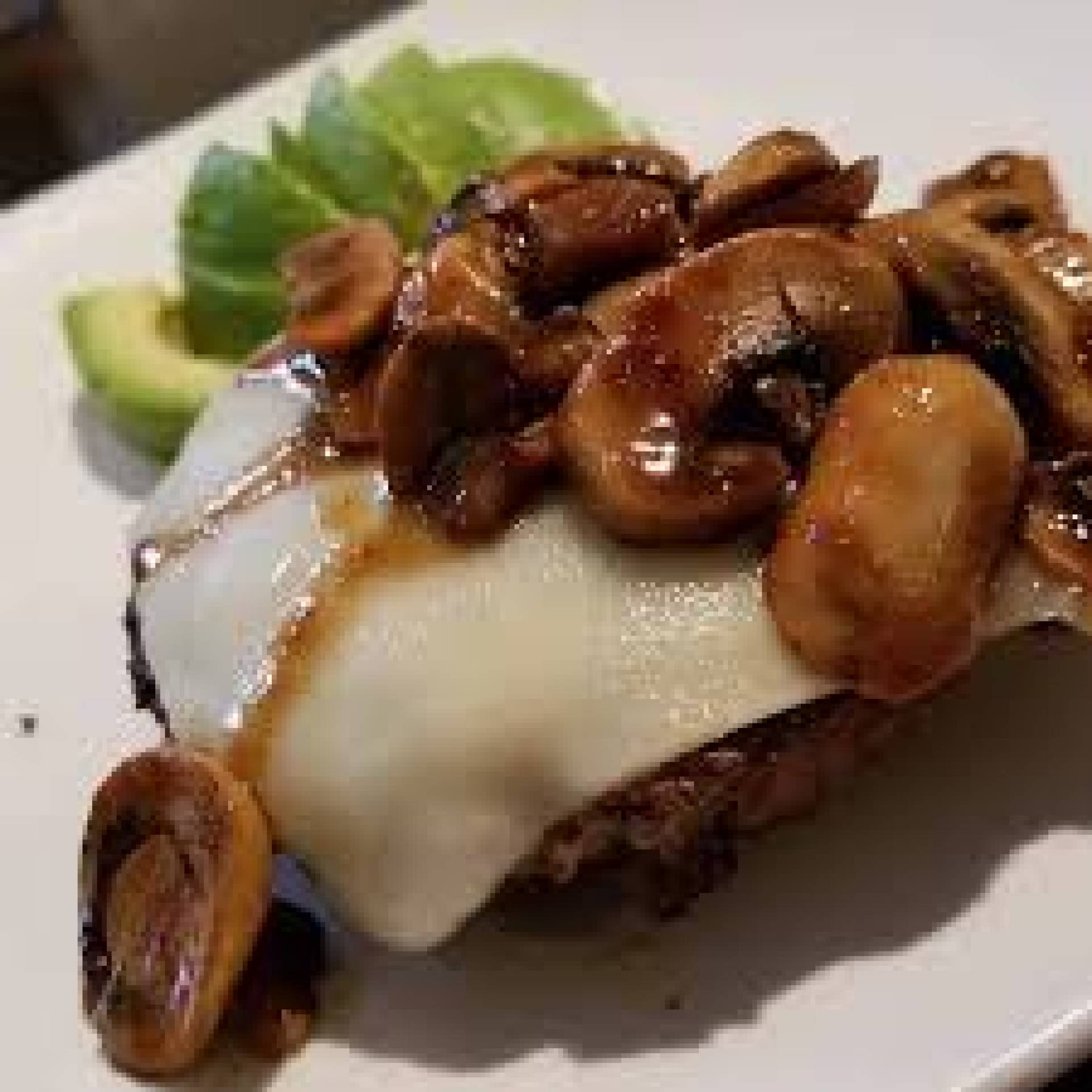 Hamburguesa keto con setas salteadas