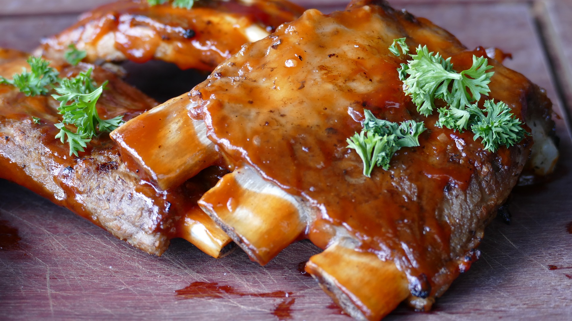 Costillas de cerdo en salsa keto BBQ con ensalada de repollo