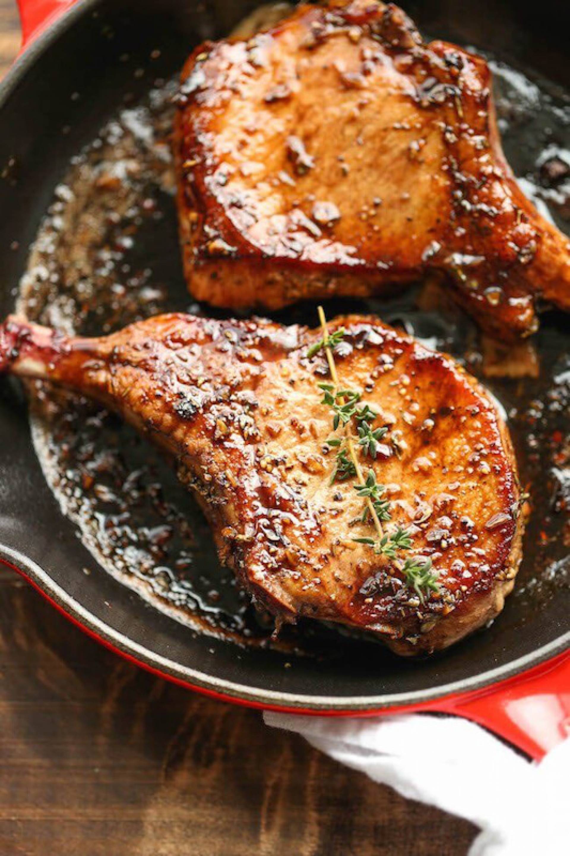 Chuletas de cerdo al romero con papas salteadas