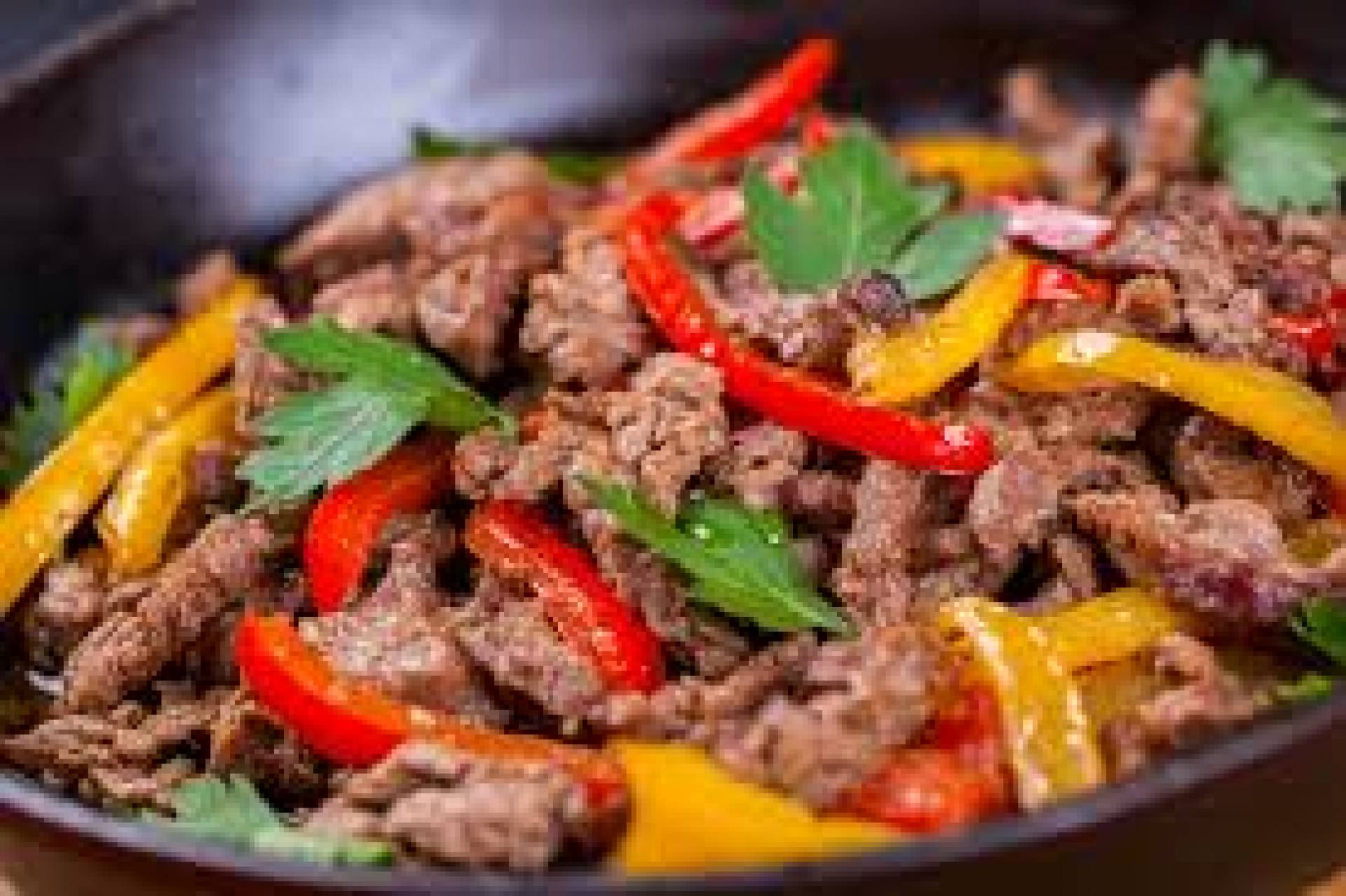 Carne de res estilo fajitas con pimientos Y plantilla de harina